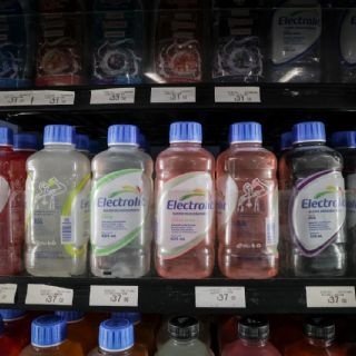 Electrolit, el “suero” que endulza 3.7 veces más de lo recomendado y esquiva impuestos millonarios