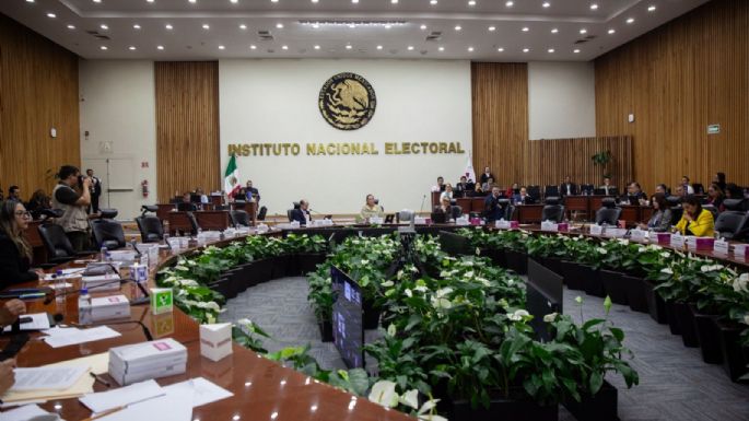 Funcionario del INE rehúye preguntas sobre proceso contra consejeros