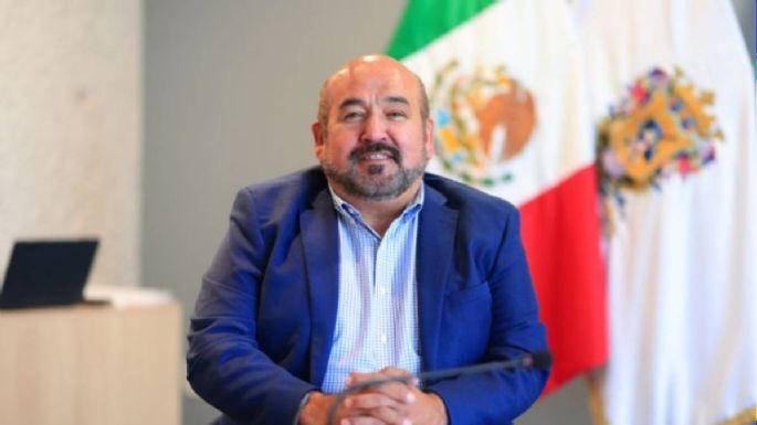 Con evasión e ironía, panista responde a reporteras por daños en Congreso de Guanajuato