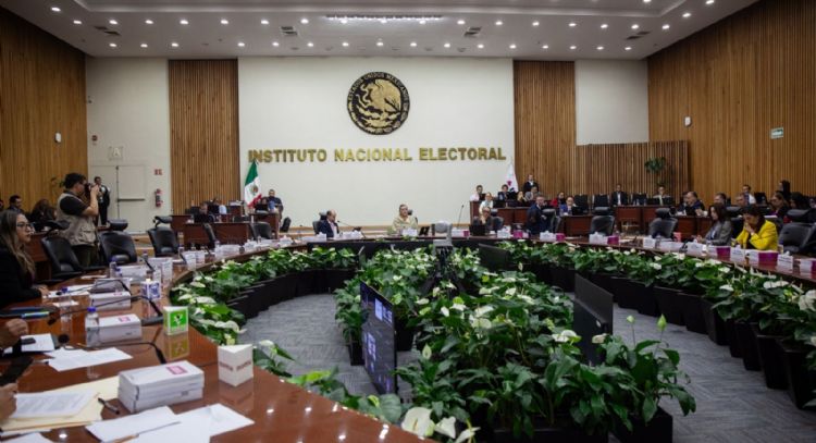 Funcionario del INE rehúye preguntas sobre proceso contra consejeros