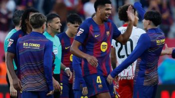 Barcelona vence 2-1 al Girona en el descuento y Hansi Flick fue expulsado