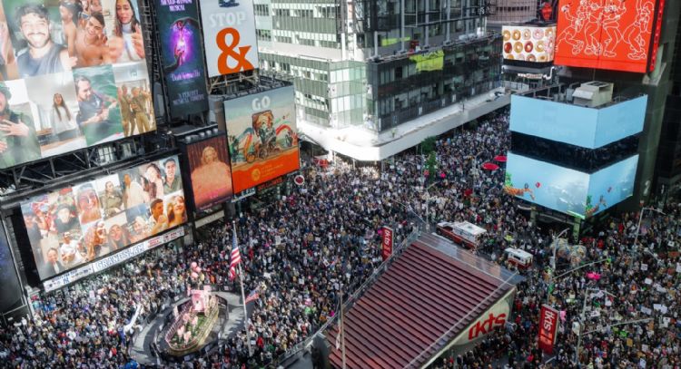 Protestas contra Trump generan ambiente festivo; republicanos las llaman actos de odio a EU