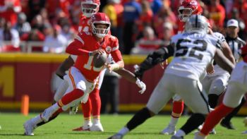 Patrick Mahomes lidera a los Chiefs en la victoria 31-0 sobre los Raiders