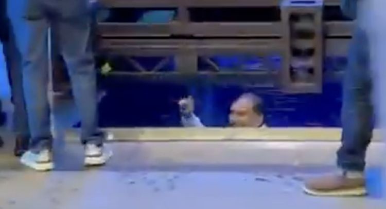 Max Cortázar cae en una pileta de agua en el acto de relanzamiento del PAN (Videos)