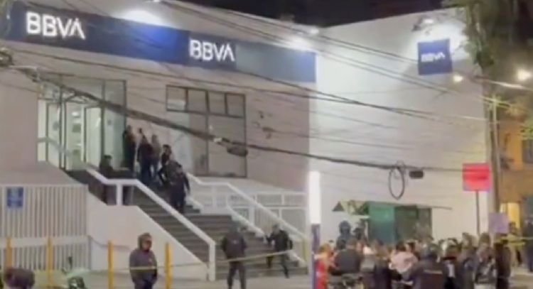 Asesinan en ataque directo a un hombre frente a un banco en Peralvillo