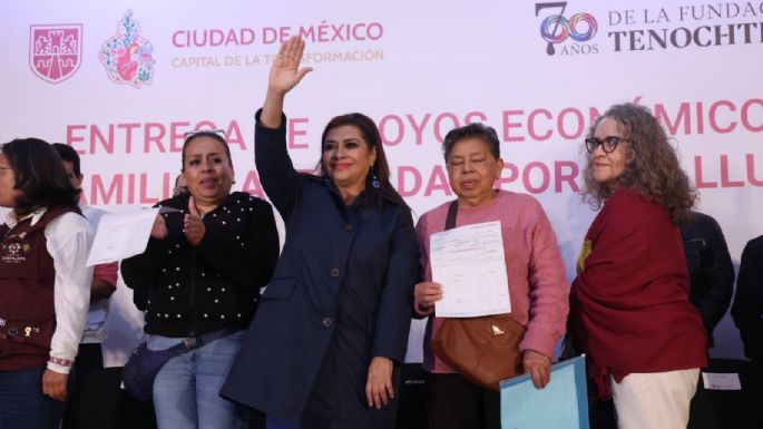 Brugada entrega apoyos económicos a más de 2 mil familias afectadas por las lluvias en Iztapalapa