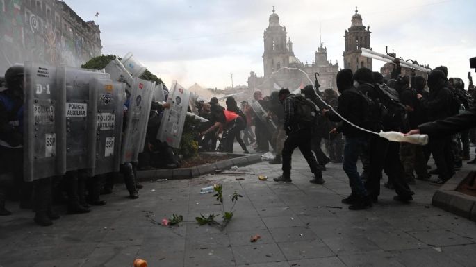 Marcha del 2 de octubre concluye con enfrentamientos en el Zócalo; policías y reporteros heridos