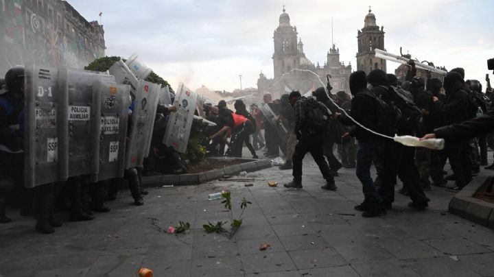 Marcha del 2 de octubre concluye con enfrentamientos en el Zócalo; policías y reporteros heridos