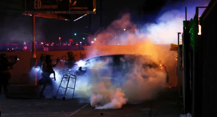 Mexicano se declara culpable de arrojar bomba incendiaria durante protesta migratoria en Los Ángeles