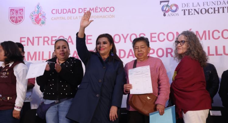 Brugada entrega apoyos económicos a más de 2 mil familias afectadas por las lluvias en Iztapalapa