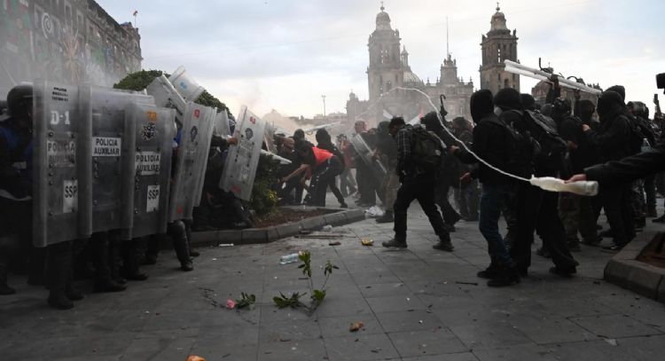 Marcha del 2 de octubre concluye con enfrentamientos en el Zócalo; policías y reporteros heridos