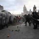 Marcha del 2 de octubre concluye con enfrentamientos en el Zócalo; policías y reporteros heridos