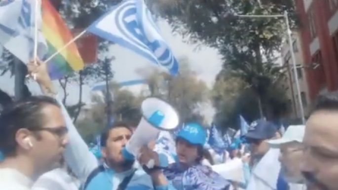 Se enfrentan por bandera LGBT+ en el acto de relanzamiento de PAN (Video)