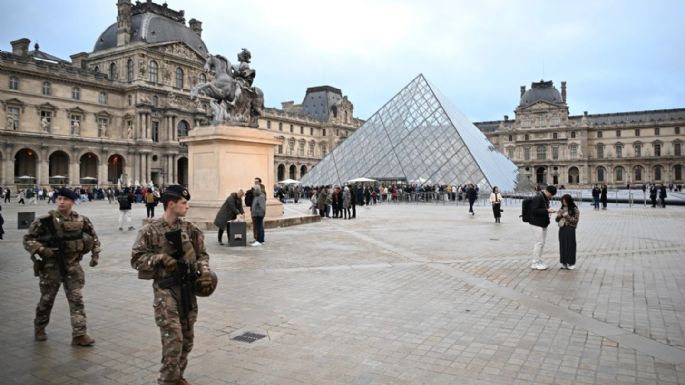 El Louvre permanece cerrado un día después de sufrir el robo de joyas de Napoleón