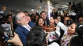 Foto ilustrativa de la nota titulada: Reciben a Ebrard con porras, “Las Mañanitas” y pastel por su cumpleaños (Video)