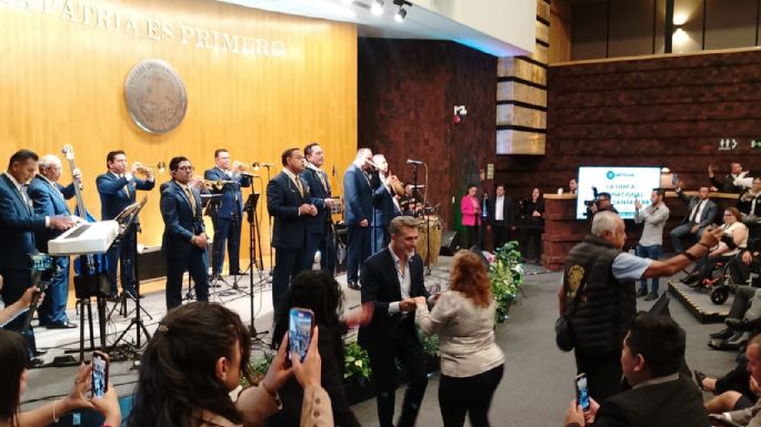 La Sonora Santanera pone a bailar a los diputados (Video)