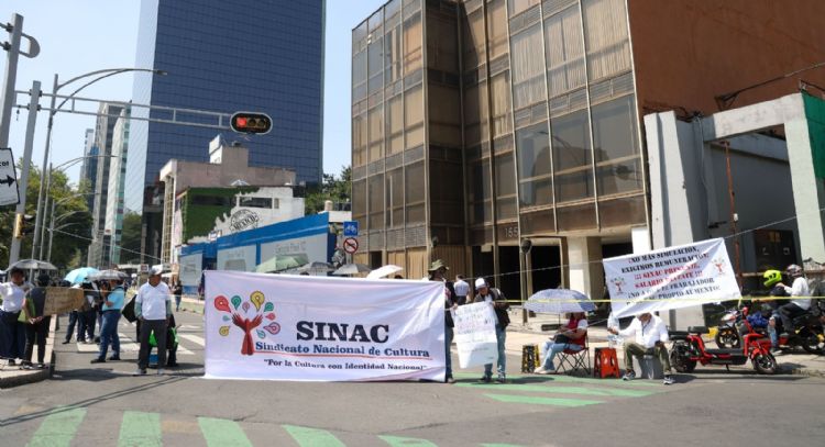 Trabajadores de Cultura paralizan Reforma e Insurgentes para exigir pagos atrasados