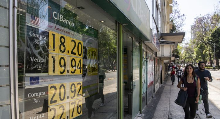 Peso gana terreno por recuperación del crudo