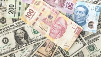 Previo a la Navidad, el peso pierde ligeramente frente al dólar