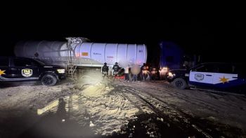 Descubren a dos huachicoleros ordeñando ducto de Pemex en Coahuila