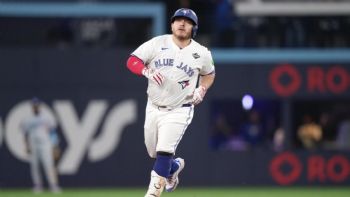 Con HR y 3 producidas de  Kirk, Toronto apaleó 11-4 a los Dodgers (Video)