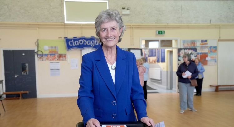 La abanderada de la izquierda, Catherine Connolly, será la nueva presidenta de Irlanda