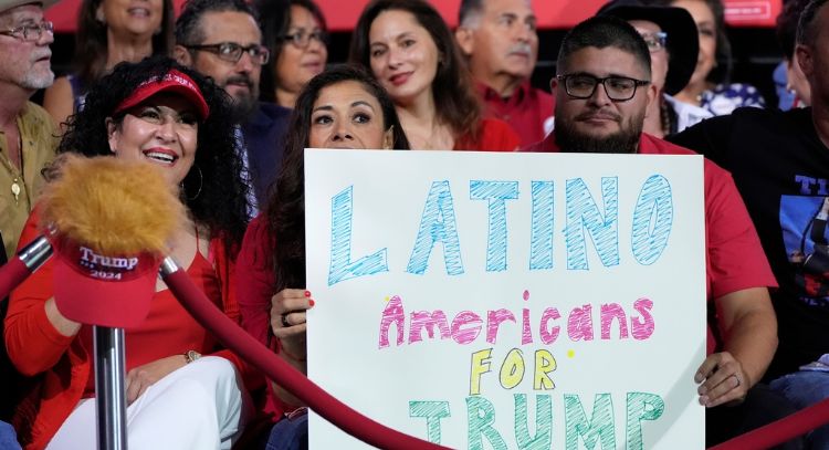 Aprobación de Trump entre hispanos cae drásticamente desde enero: encuesta AP-NORC