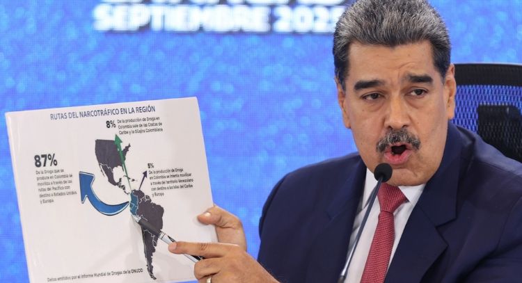 Maduro afirma que EU está inventando una guerra mientras se acerca un portaviones