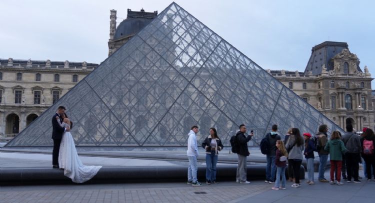Detienen a sospechosos por robo de joyas de la corona del Louvre de París