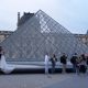 Detienen a sospechosos por robo de joyas de la corona del Louvre de París