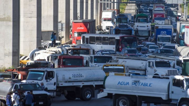 Caos vial en CDMX y Edomex por bloqueo de pipas tras operativo contra “huachicol del agua”