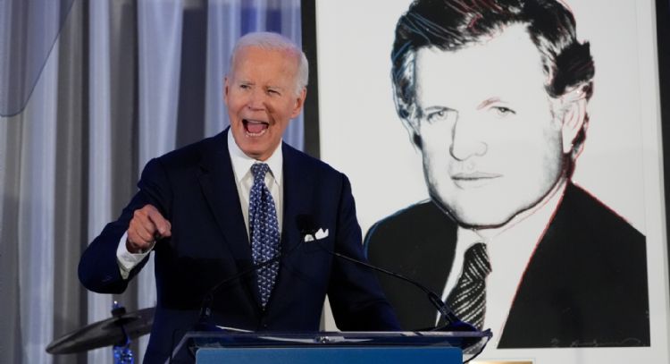 Biden advierte sobre días oscuros para EU e insta a población a mantener optimismo