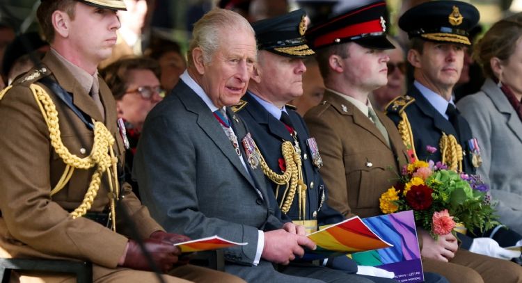 El rey Carlos III dedica el primer monumento nacional británico a las tropas LGBTTTIQ+