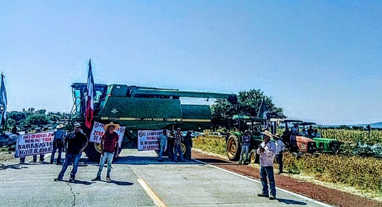 Productores del campo morelense mantienen bloqueos en la Autopista Siglo XXI