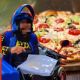 Estafa de pizzas piratas: exponen a falso repartidor de Domino’s (VIDEO)