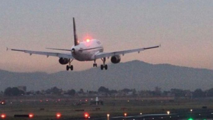 Pasajero apuñala a dos adolescentes con tenedor y simula dispararse; vuelo es desviado a Boston