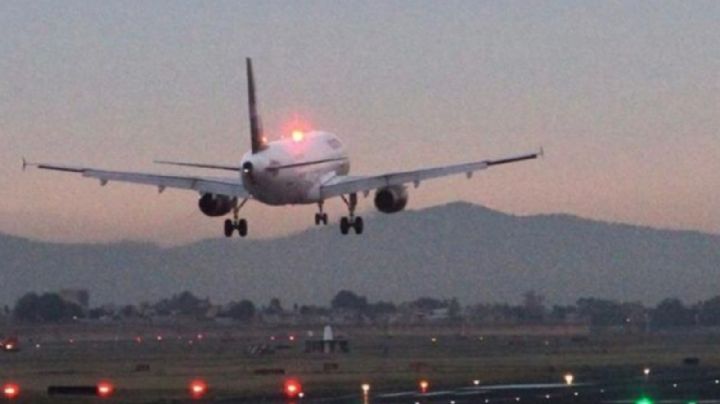 Pasajero apuñala a dos adolescentes con tenedor y simula dispararse; vuelo es desviado a Boston