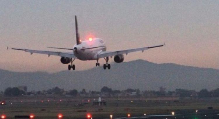 Pasajero apuñala a dos adolescentes con tenedor y simula dispararse; vuelo es desviado a Boston