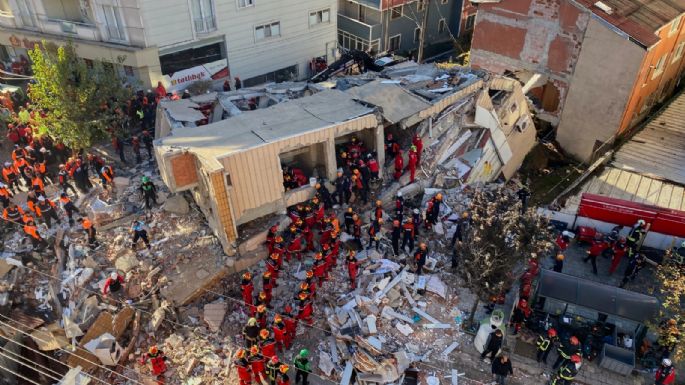 Se derrumba edificio de 7 pisos; hay dos personas muertas