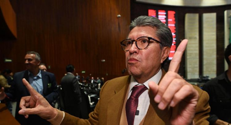 Monreal presenta iniciativa para sancionar abusos en tarjetas de crédito