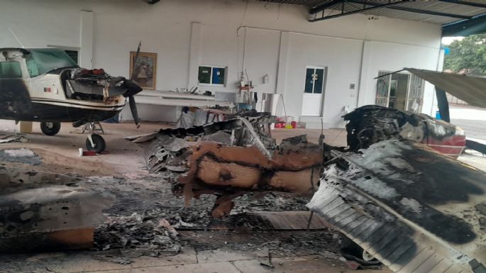 Incendian avioneta en autopista privada de Parácuaro; FGE presume presunto ataque directo del CJNG