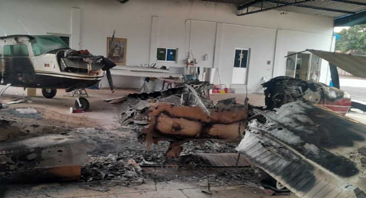 Incendian avioneta en autopista privada de Parácuaro; FGE presume presunto ataque directo del CJNG