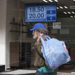 El peso gana mientras Estados Unidos busca poner fin al cierre de gobierno