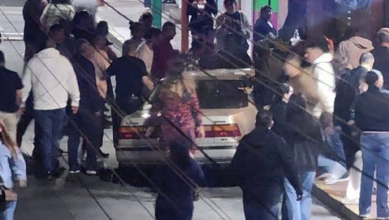 Automovilista embiste a espectadores de desfile del Día de Muertos en Moroleón (Video)