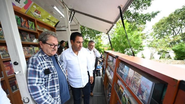Feministas protestan durante visita de Paco Ignacio Taibo II a Chiapas