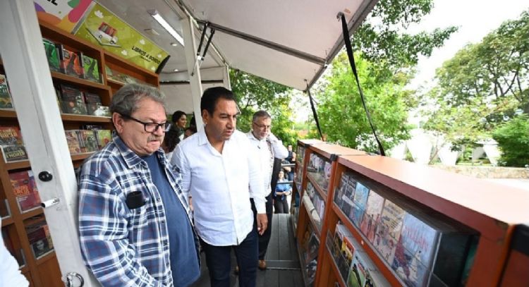 Feministas protestan durante visita de Paco Ignacio Taibo II a Chiapas