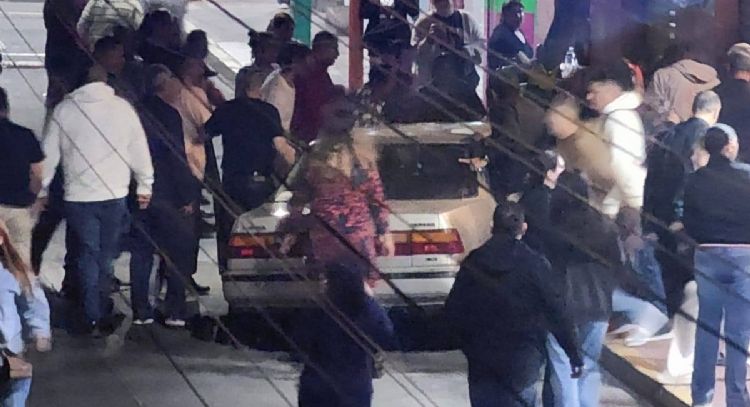 Automovilista embiste a espectadores de desfile del Día de Muertos en Moroleón (Video)