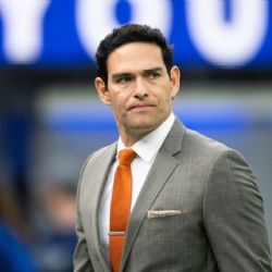 Mark Sanchez, que enfrenta un cargo de agresión grave, fue despedido por Fox Sports