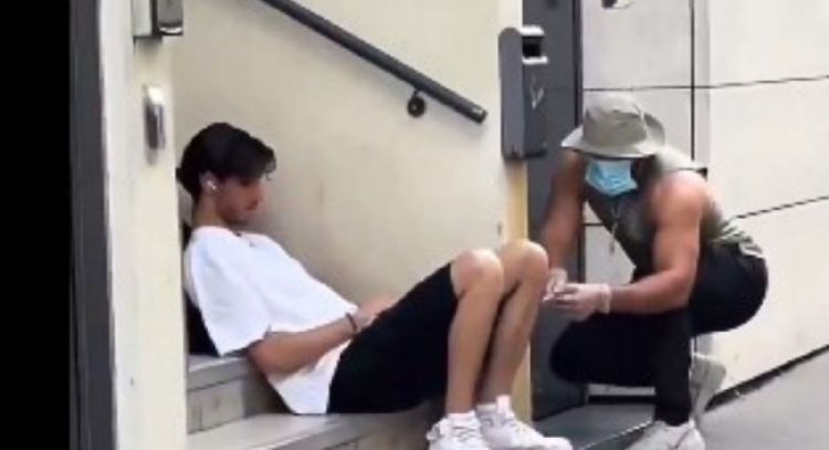 Condenan a influencer por simular pinchazos a desconocidos en la calle