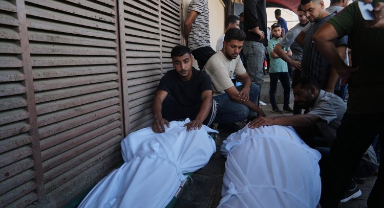 Israel sigue bombardeando Gaza y mata a decenas de personas, pese a los llamados de Trump